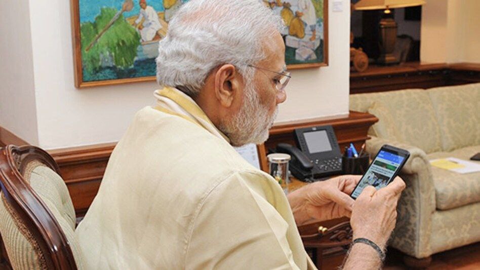 PM Modi using smartphone